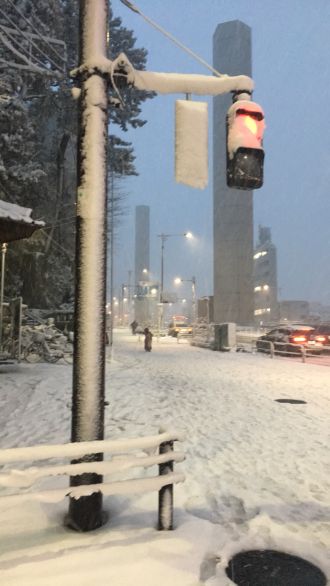 雪に人型をつくるのは、カップルの遊び！？