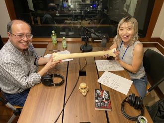 遠藤先生がスタジオに骨を持参？！動物の生態、特徴、進化について