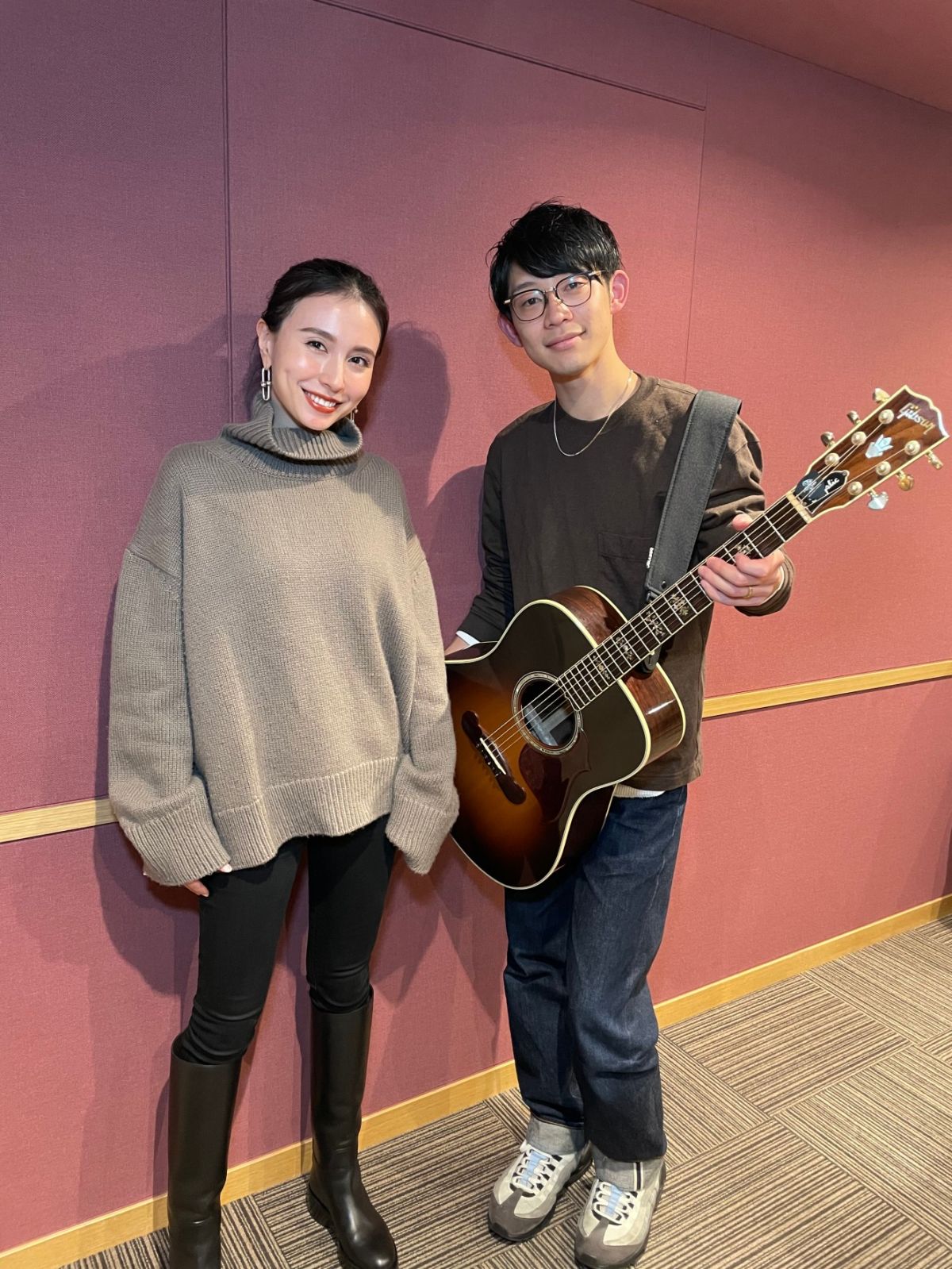 ＜シンガーソングライター 川崎鷹也さんをゲストに迎えてのトークです＞