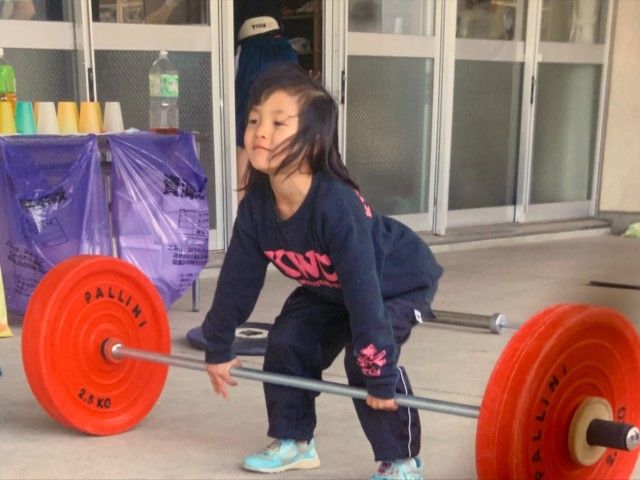 10月のアスリートママは、ウエイトリフティング・川崎菜々紗選手のお母さま、さと美さんです