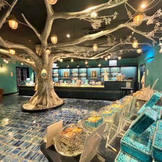 箱いっぱいにびっしりと森の恵みが詰まった宝石箱・大人気のクッキーボックス「プティボア」 【PEUGEOT 308 GT】（岐阜県恵那市・銀の森）