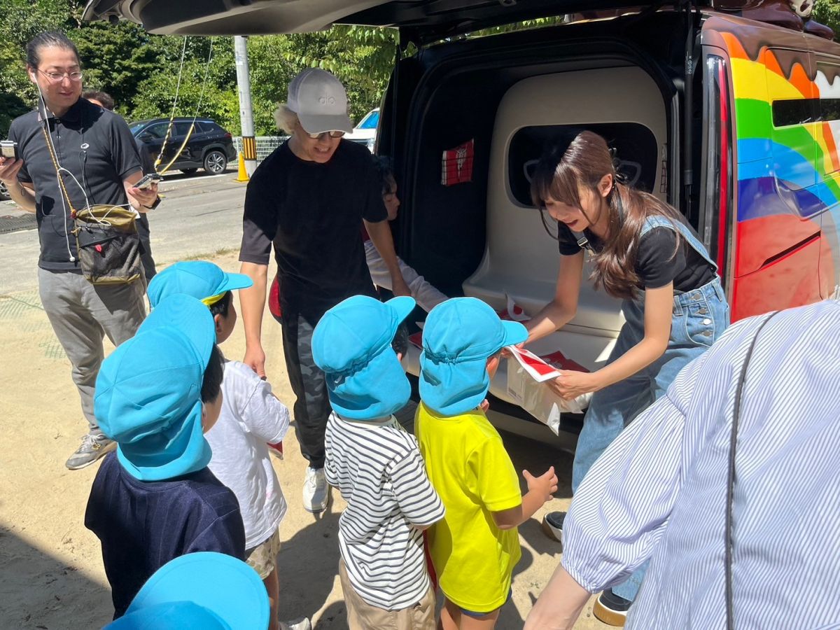 「海の星幼稚園」をグリコワゴンと共に訪れ、たくさんの笑顔をお届けしました。