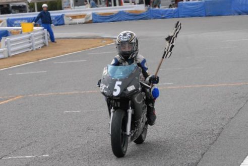 7月のアスリートママは、レーシングライダー：山中琉聖（やまなか・りゅうせい）選手のご両親、山中隆嗣さんと美和子さんです 