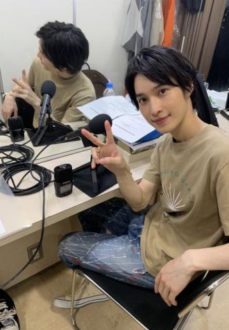 ライブ終了直後の楽屋で収録