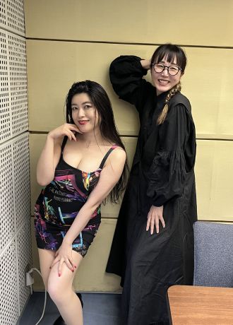 益子寺さんのポーチの中身を拝見！愛用はオーガニックとバブリーなルージュ