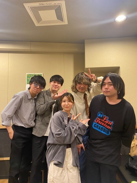 2024年5月20日(月)第60回放送。 今週はバンド仲間でレーベルメイト「鳩とスパイス」からVo.&amp;Gt. 向後雅貴さんGt.かずきさんが登場