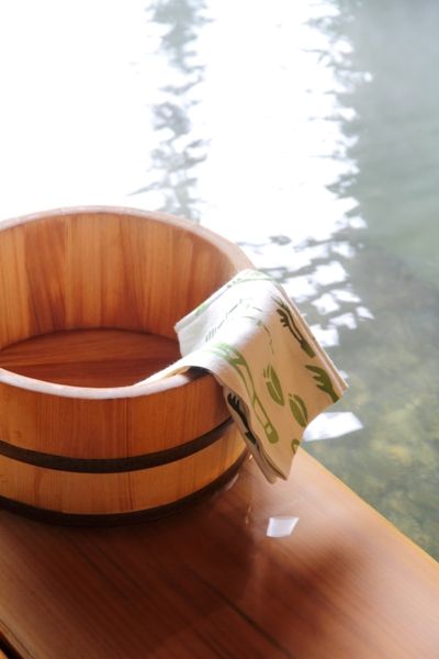 温泉に入るなら、手ぬぐいは頭の上に。