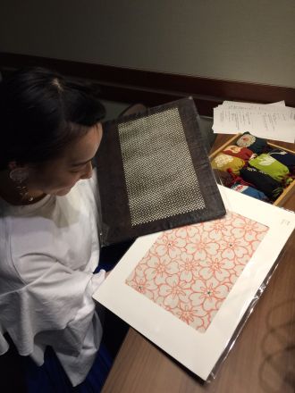 400年以上の歴史を誇る染色技法を目の前に、「カワイイ❤」連発ッ！！